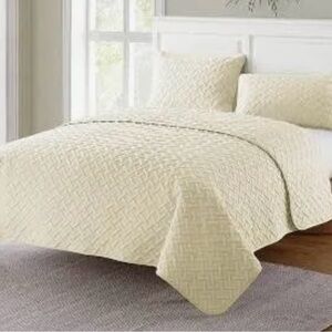 VCNY Home
Nina Embossed 3 piece Quilt Set King Size